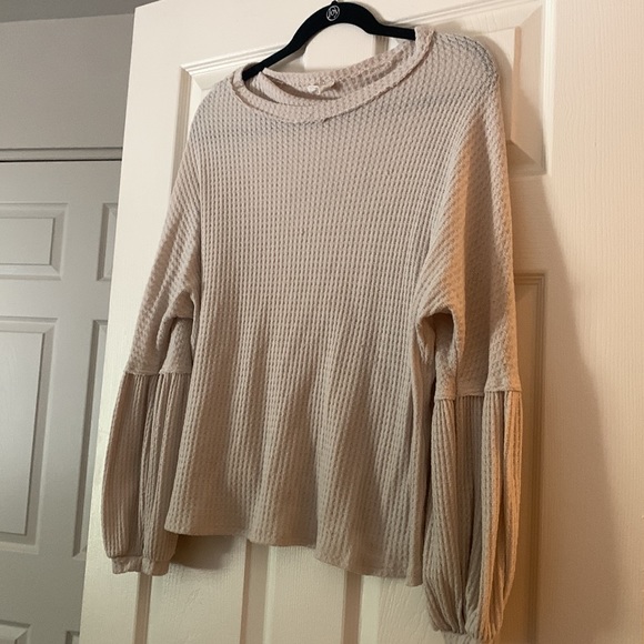 Boutique top with bell sleeves - Picture 2 of 4